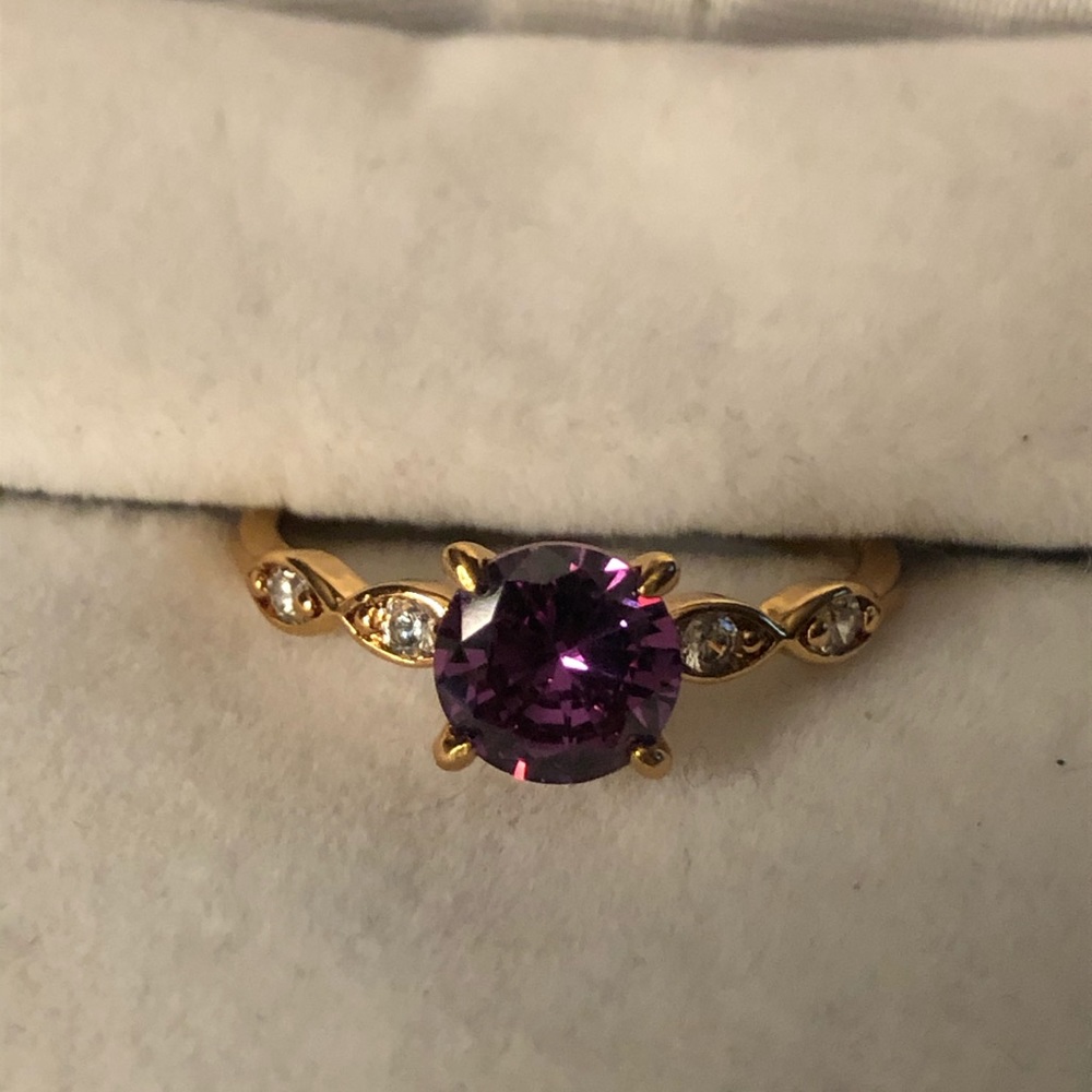 Gold ring w/amethyst stone